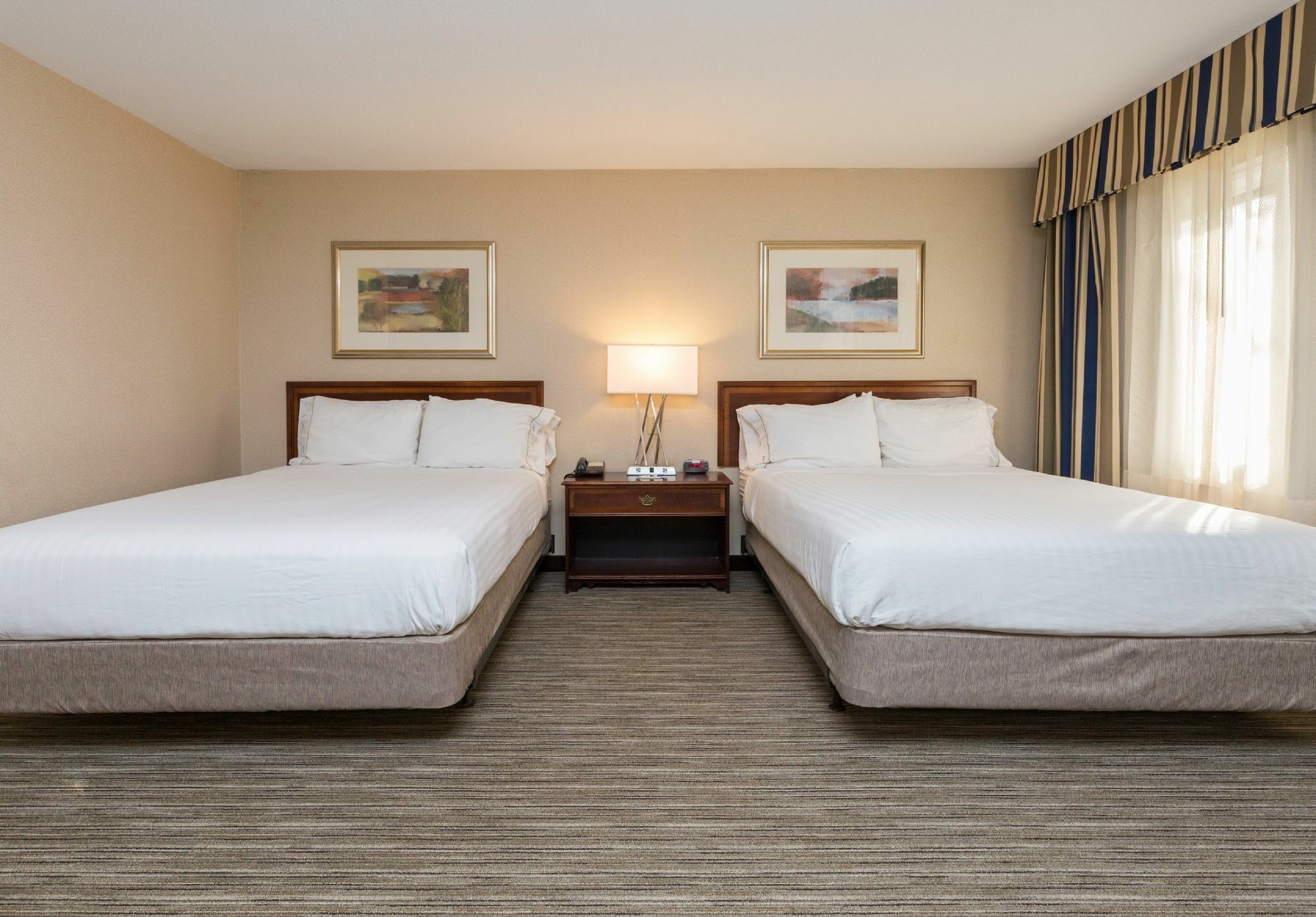 Holiday Inn Express Des Moines-At Drake University, An Ihg Hotel Buitenkant foto