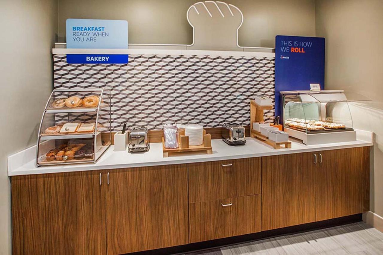 Holiday Inn Express Des Moines-At Drake University, An Ihg Hotel Buitenkant foto