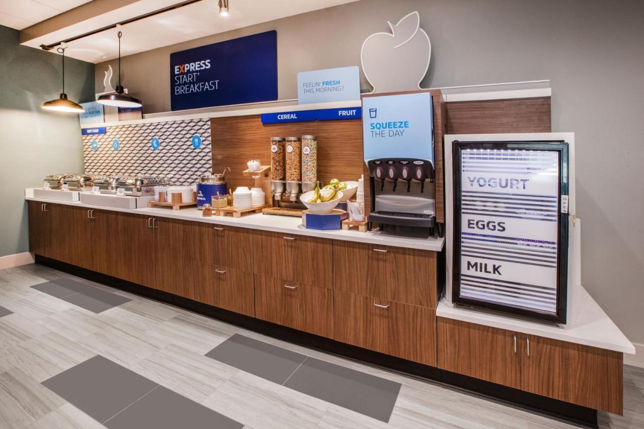 Holiday Inn Express Des Moines-At Drake University, An Ihg Hotel Buitenkant foto