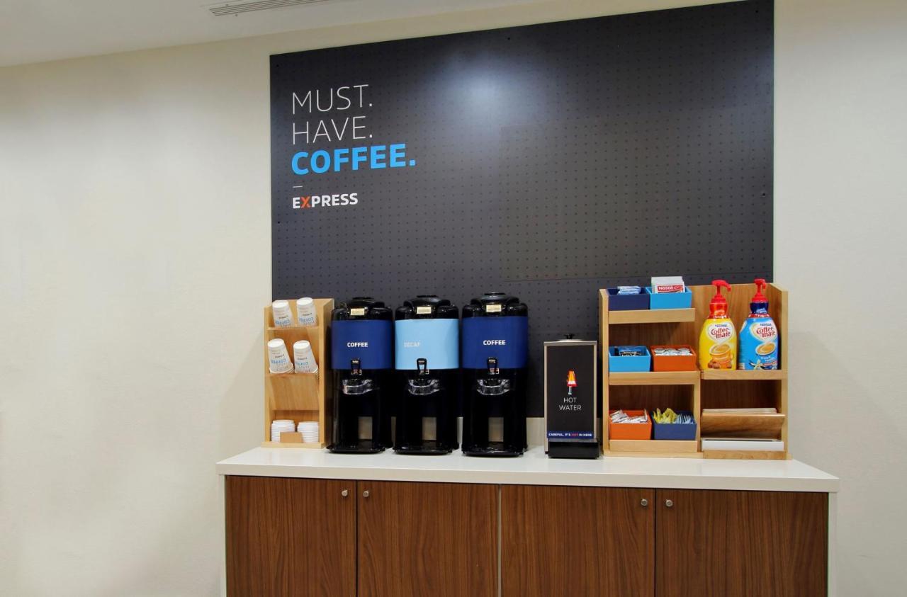Holiday Inn Express Des Moines-At Drake University, An Ihg Hotel Buitenkant foto